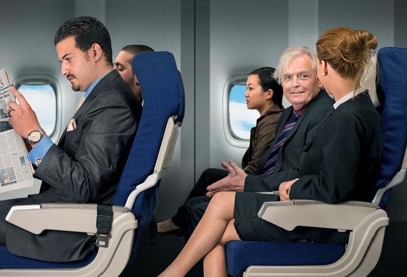 Zwei Personen unterhalten sich im Flugzeug