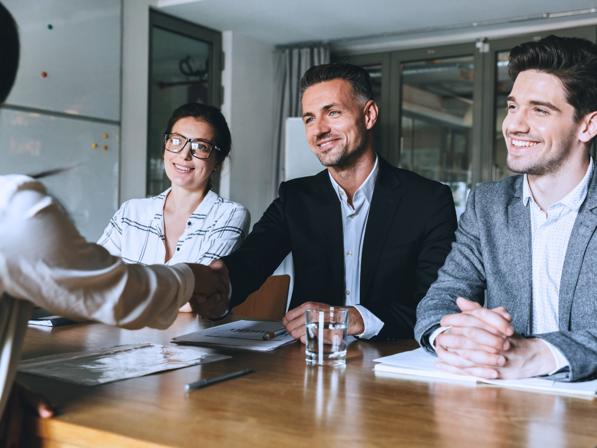 Zertifizierungslehrgang_Weiterbildung für Führungskräfte_benefitIMPACT_Teilnehmer bedankt sich bei Trainer und Coach