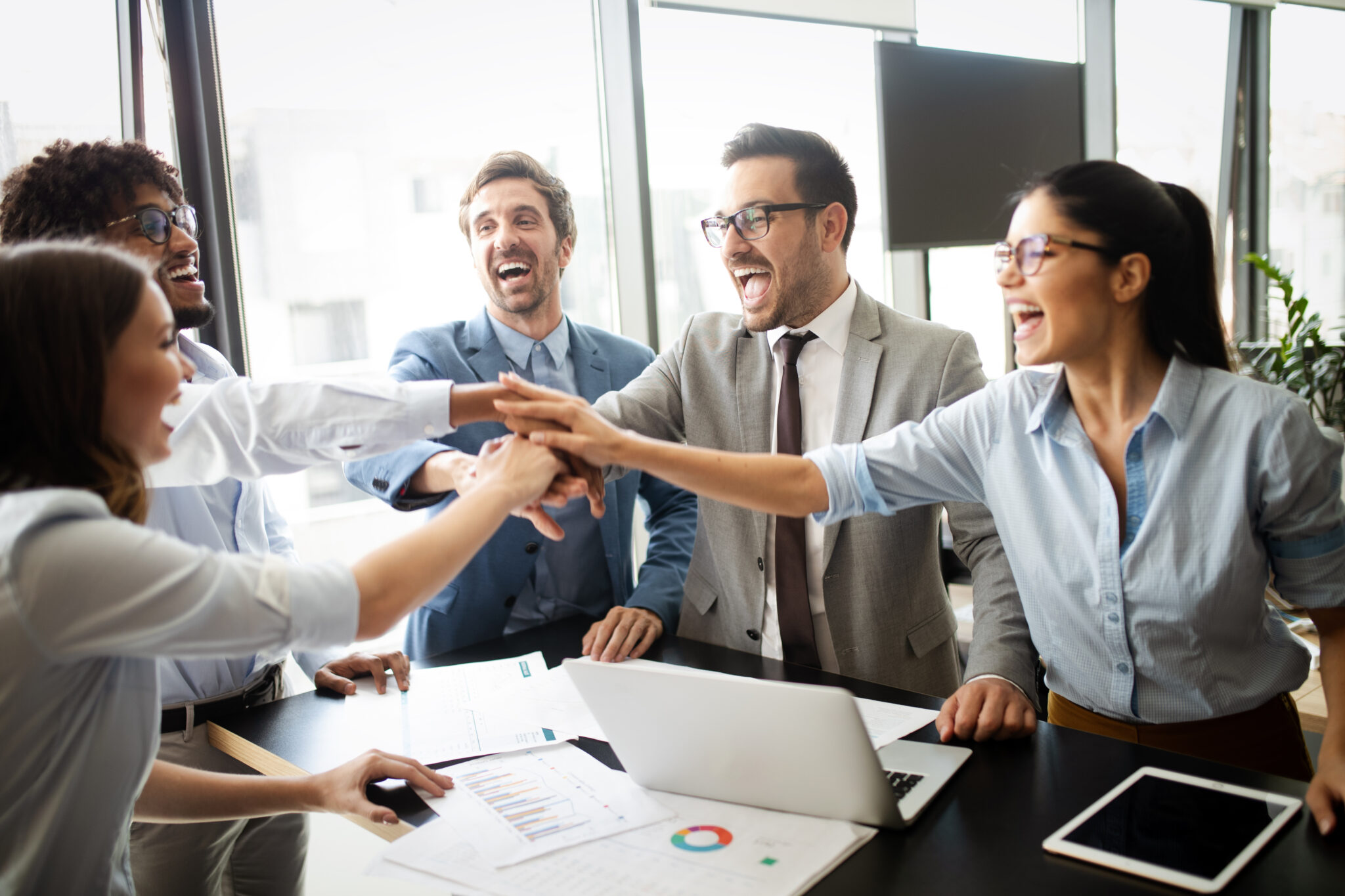 In der heutigen Geschäftswelt ist die Customer Experience enorm wichtig und es reicht nicht, sich allein auf den Aussendienst zu verlassen. Ein kompetenter Innendienst ist ein Erfolgshebel, der Unternehmen flexibler, widerstandsfähiger und kundenorientierter macht. Indem sie diese Abteilungen als integralen Teil des Vertriebsteams stärken, aktivieren sie verborgenes Potenzial und schaffen eine unschlagbare Vertriebseinheit. Wollen sie den Verkaufsinnendienst stärken und somit die Customer Experience verbessern? Wir freuen uns auf Ihre Kontaktaufnahme.