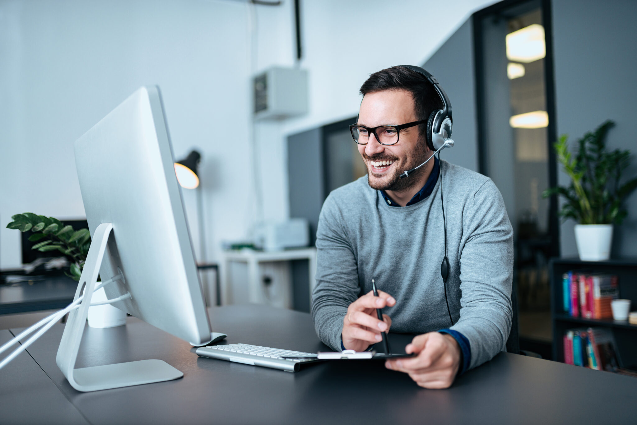 Verkaufstraining IMPACT im Verkaufsinnendienst - Mann mit Headset am Computer