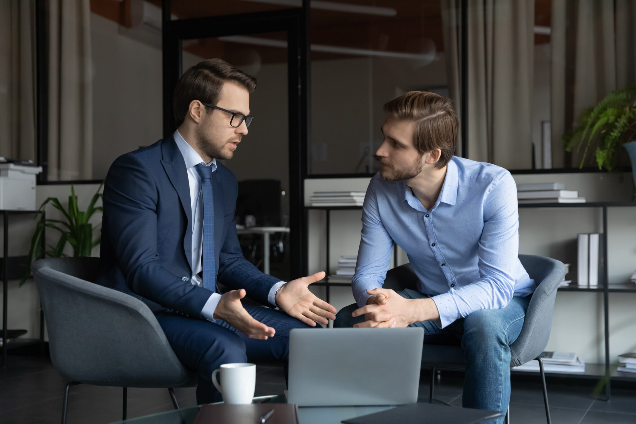 Verkaufsgespräch zwischen Berater und Kunde zu Preisanpassung. - benefitIMPACT Verkaufstraining