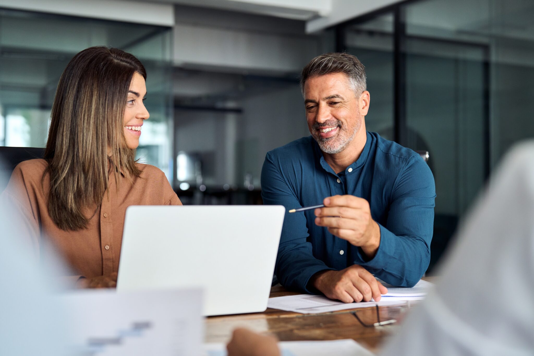 Verkaufsgespräch - In blau gekleideter Spezialist (Mann) mit Fühungskraft - Beraterin im Kundengespräch
