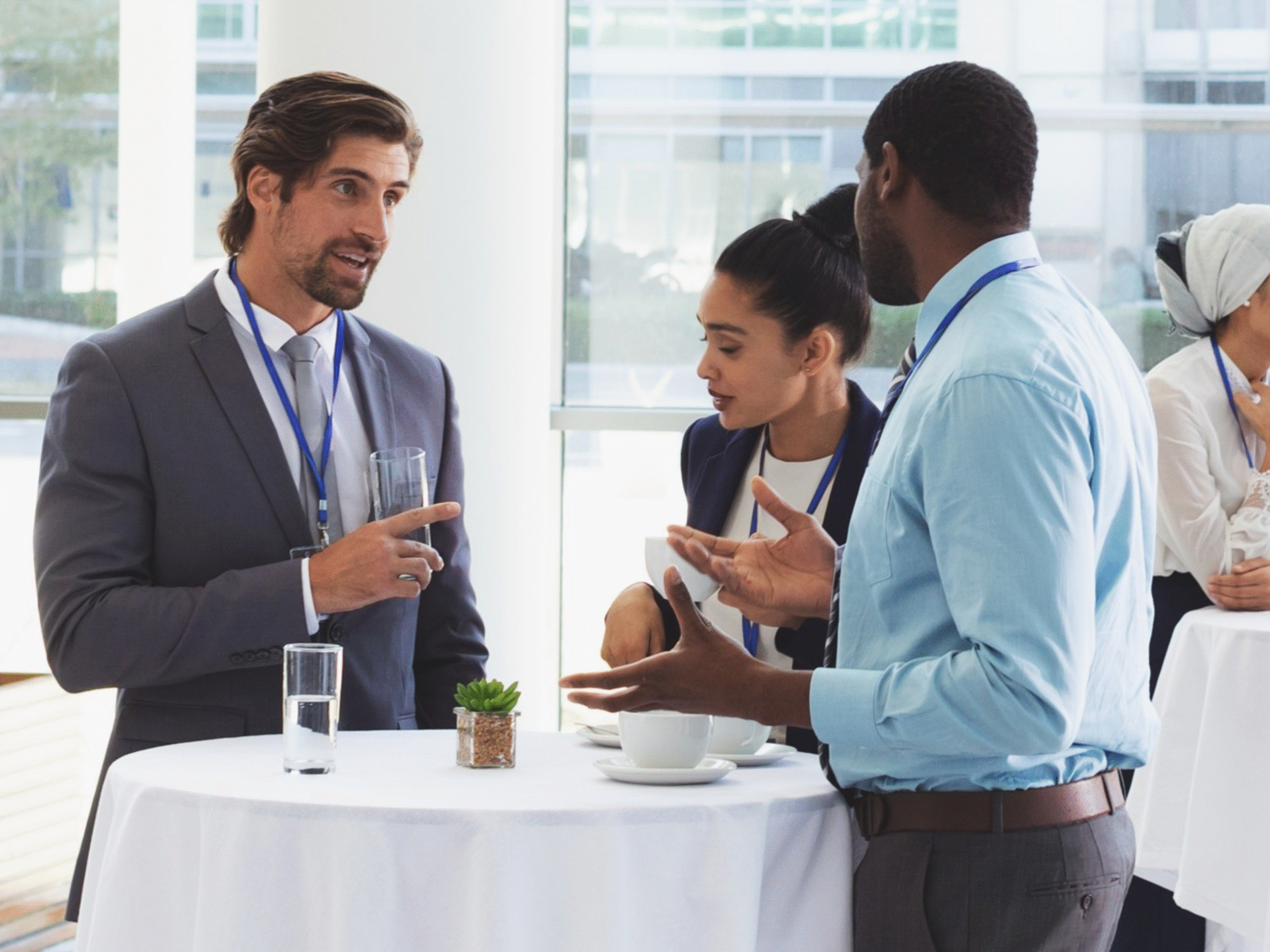 Teilnehmende eines Networking-Events beim Smalltalk während der Pause