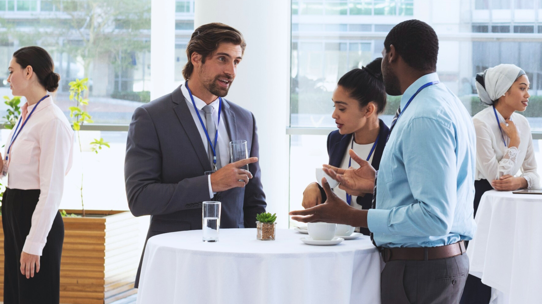 Networking-Training «Networking & Events – vom Smalltalk zum Businesstalk» - Berater im Gespräch mit zwei Eventteilnehmenden