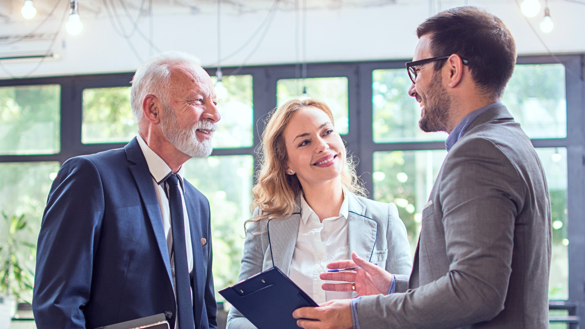 Akquisetraining - Weiterempfehlungen generieren - Berater im Gespräch mit Kunden (Vater und Tochter)