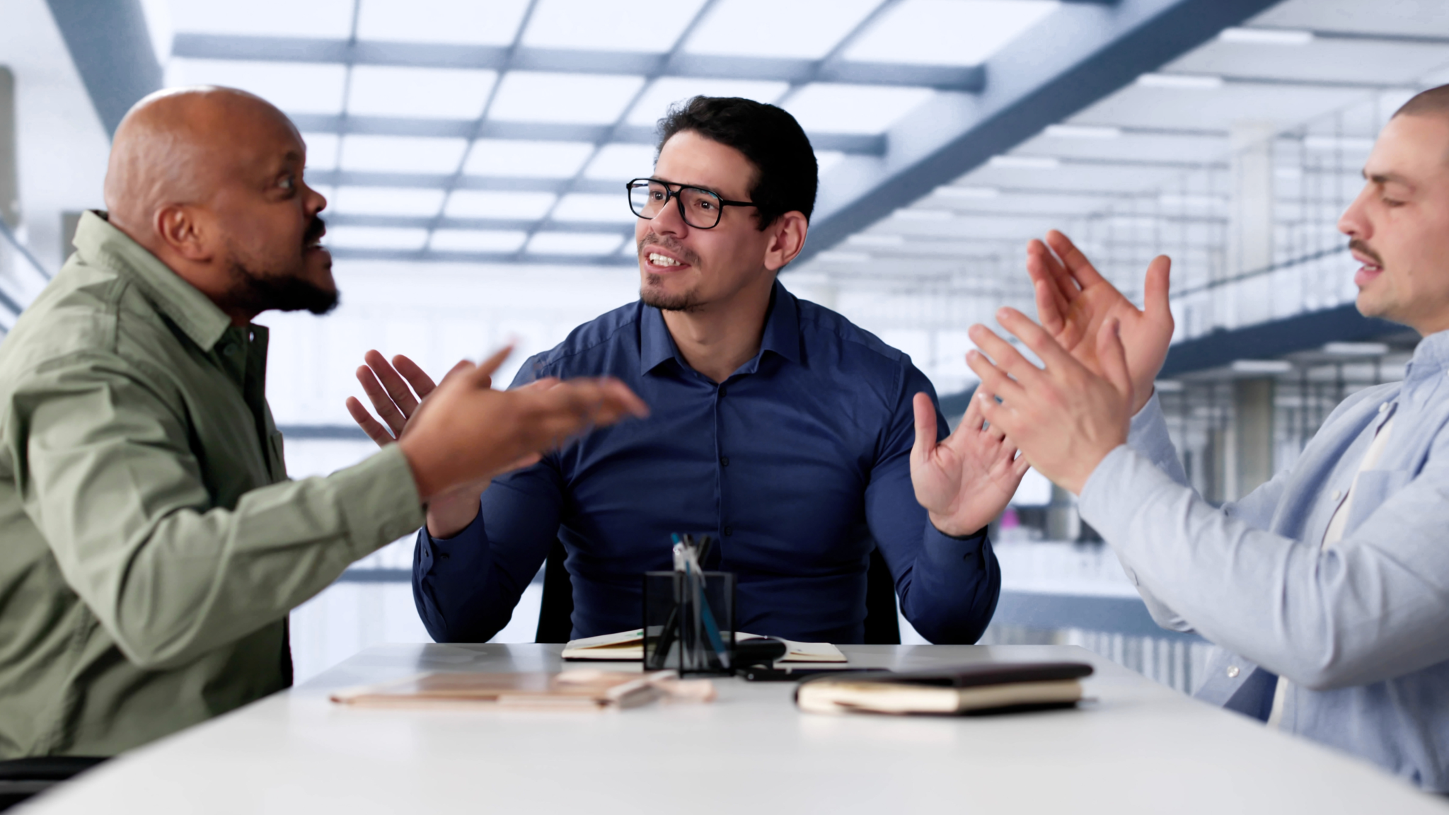 Konfliktmanagement-Training «Resolving Conflicts with IMPACT» - Führungskraft vermittelt zwischen Mitarbeitenden