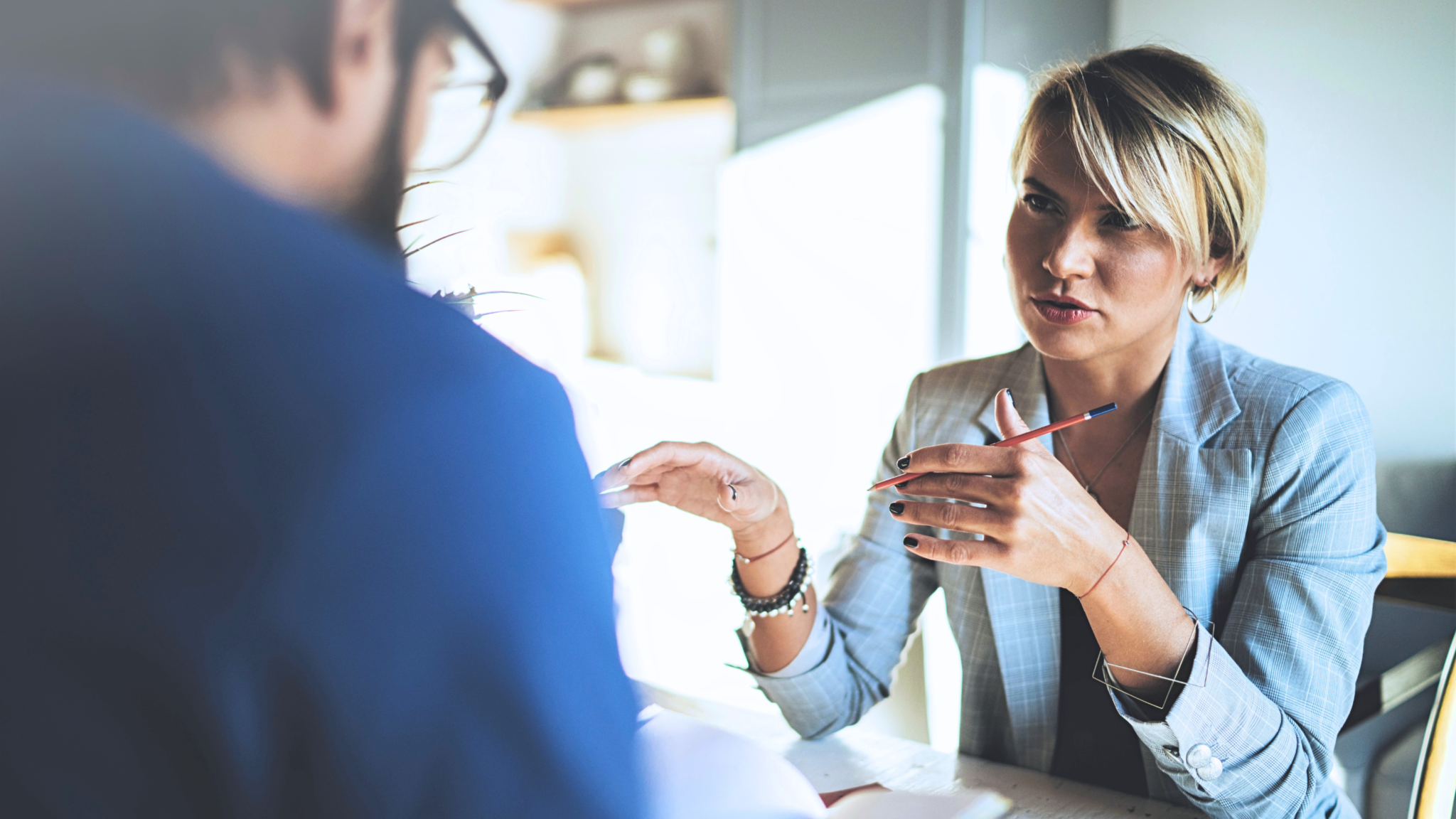 Kommunikationstraining «Schwierige Gespräche professionell führen» - Führungskraft im schwierigen Gespräch mit einem Mitarbeitenden