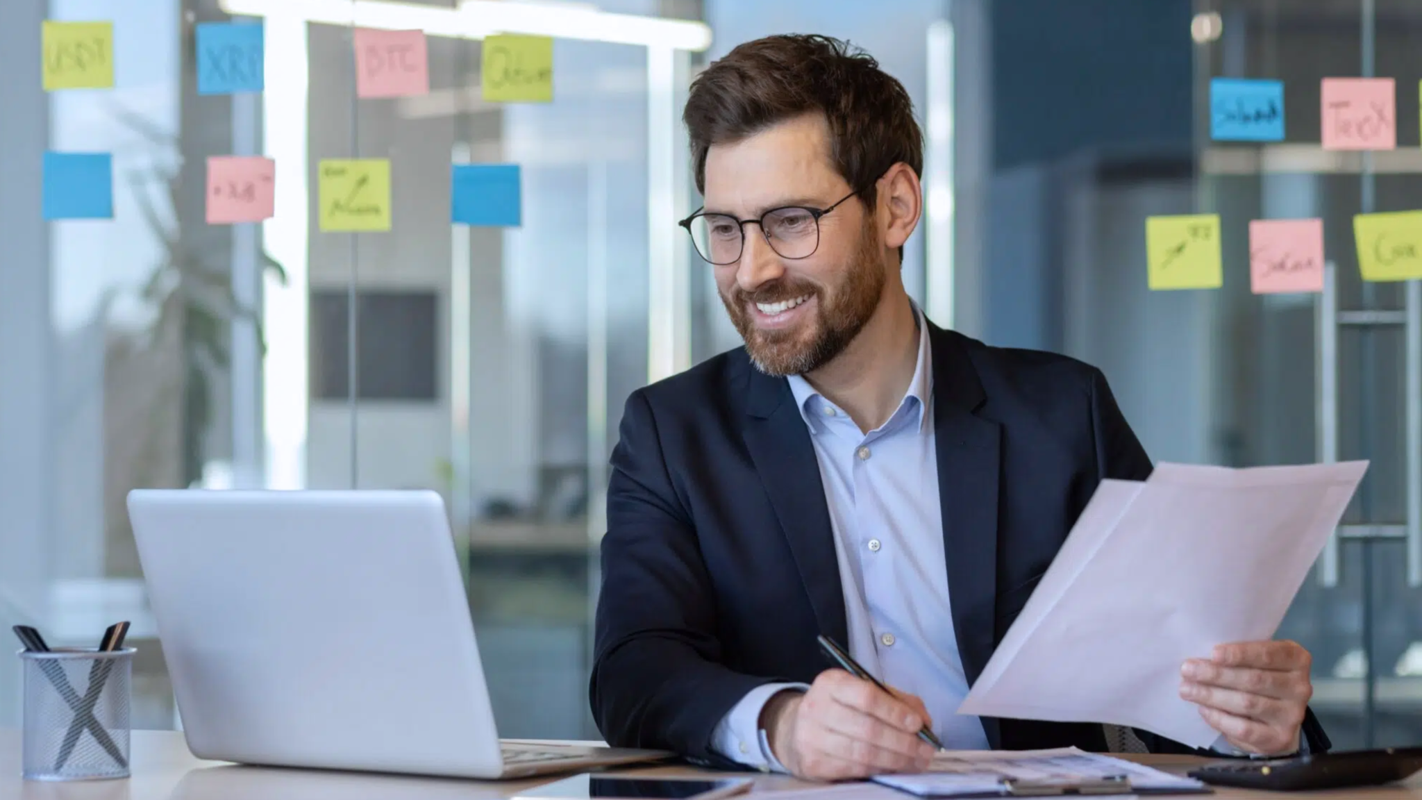 Weiterbildung Selbstmanagement «Selfmanagement für mehr IMPACT» - Führungskraft bei der Selbstorganisation am Laptop
